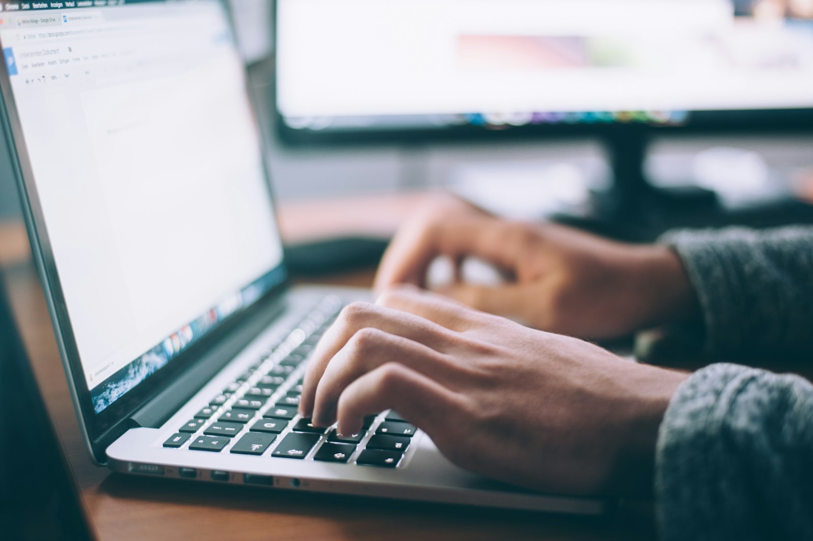 Espacio de trabajo editorial con notas y laptop usada para planear contenido digital